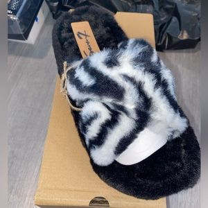 Seven7 Women's Faux-Fur Slippers New in box Size: 8